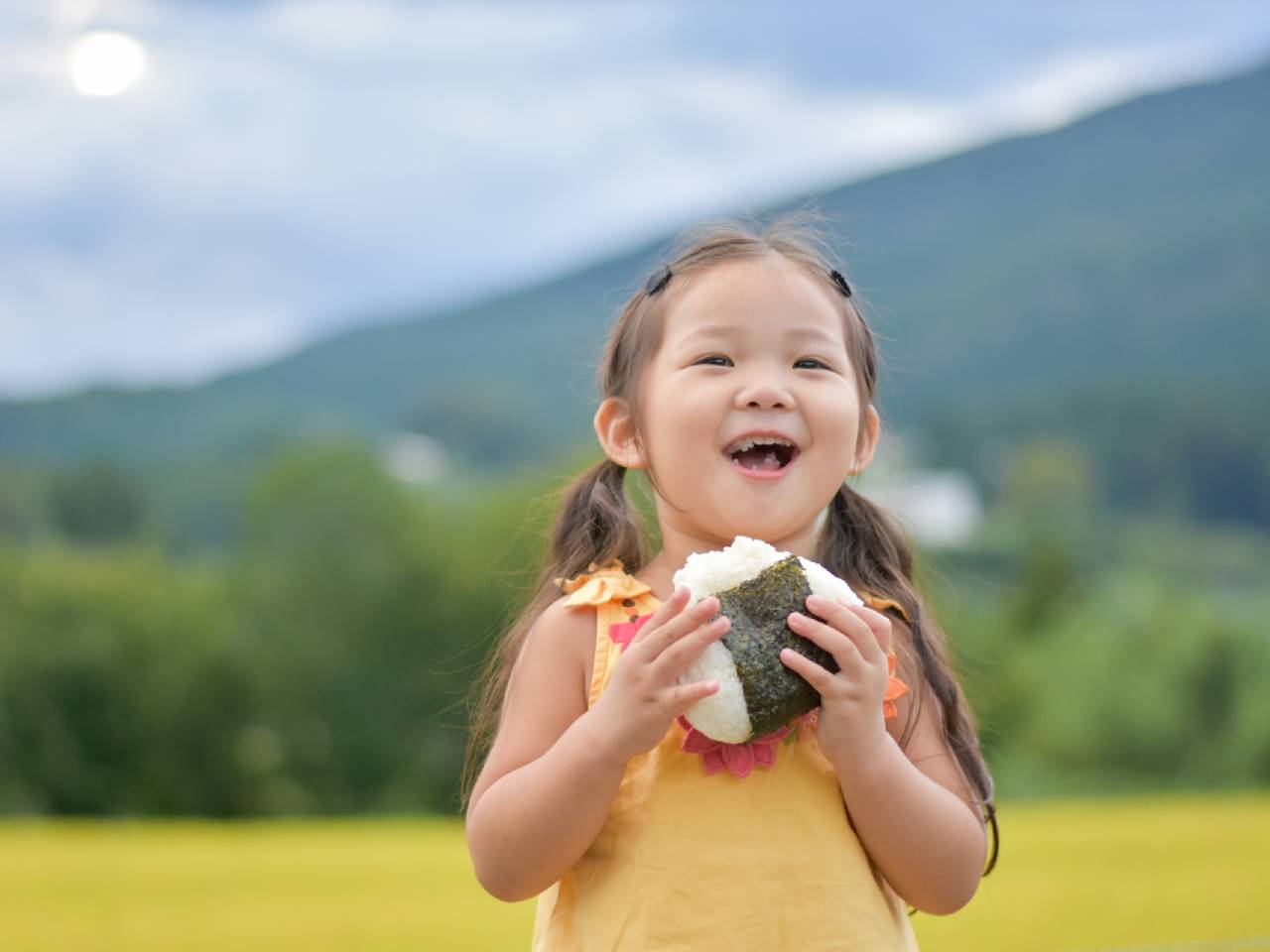おにぎりを食べる子ども